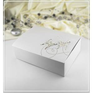 Svadobná krabička na výslužky s perlovým motýľom (18,5 x 13,5 x 5,8 cm) - dortis
