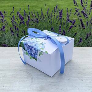 Svatební krabička na výslužku bílá s modrými hortenziemi s mašlí (11 x 11 x 7 cm) - dortis